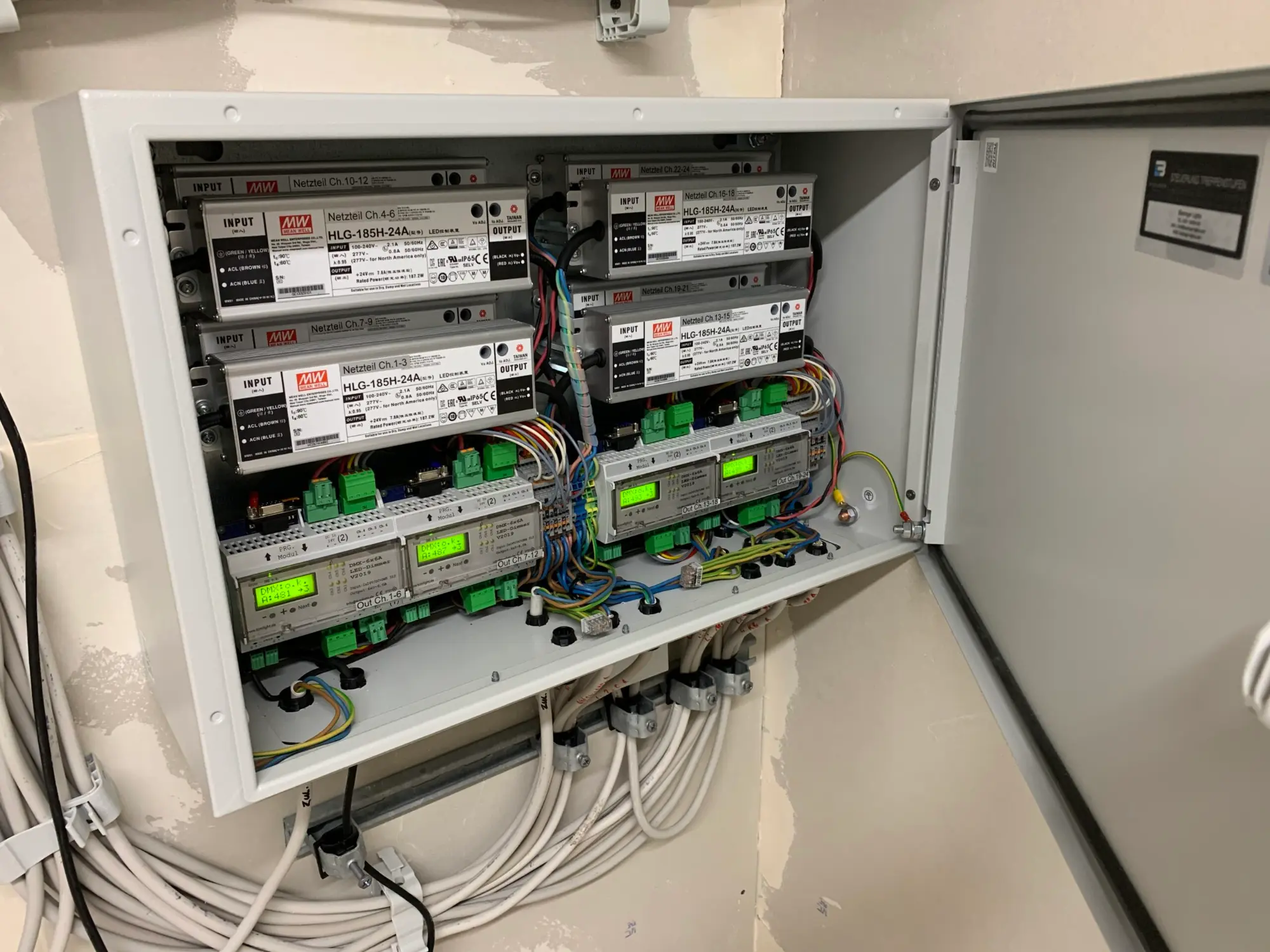 Steuerung Netzteile Schaltkasten in dem Netzteile und Dimmer untergebracht sind. Wird zur Steuerung der Treppenbeleuchtung genutzt