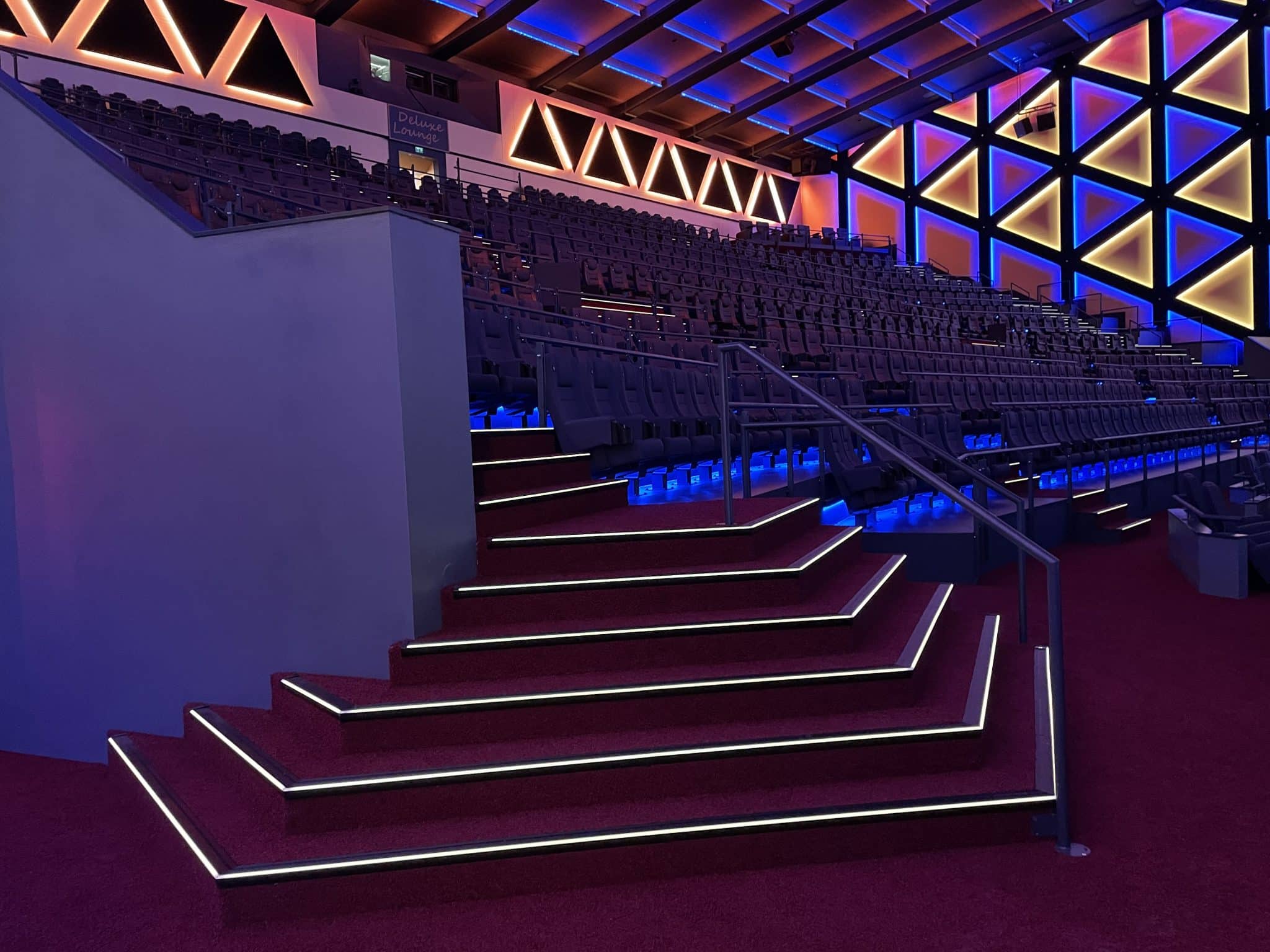 IMAX Traumpalast Leonberg mit LED-Stufenprofilen und beleuchteten Stufenkanten