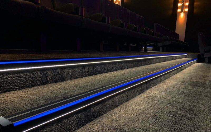 Stufenbeleuchtung im Aluminium Treppenkantenprofil Stufenkanten mit LED Profilen