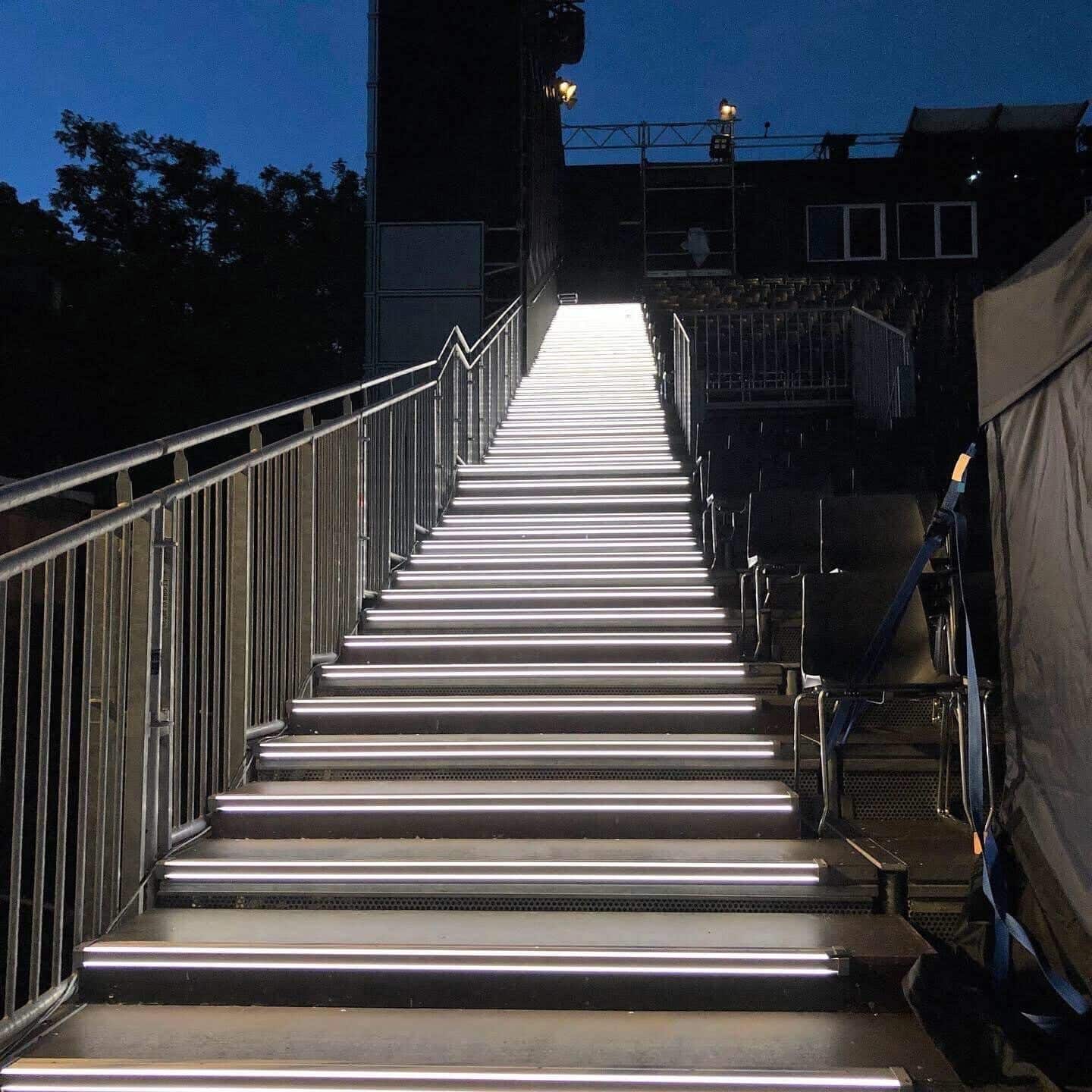 Stufenbeleuchtung Tribüne Außenbereich beleuchtete Stufen einer auf einer Tribüne im Außenbereich. Die Stufen leuchten neutral weiß