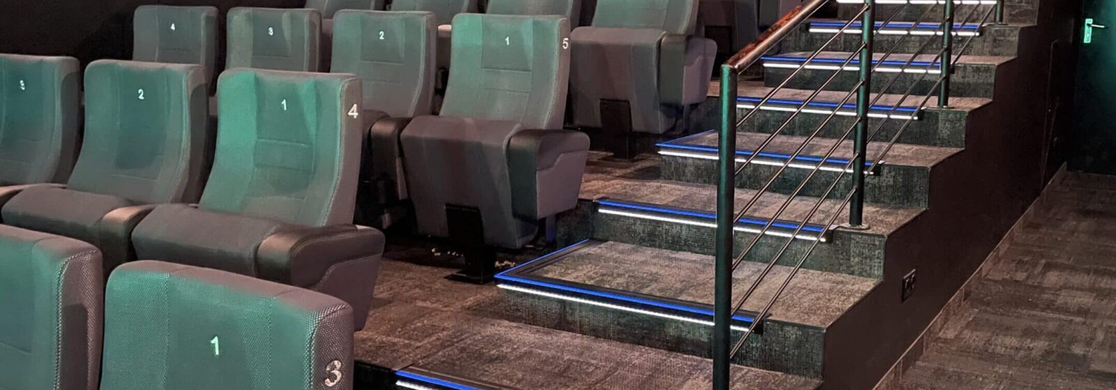 Treppenkantenprofile_mit_LED Kinosaal mit leuchtenden Stufenprofilen an den Treppenkanten Treppenstufenprofi_SL2_duo_LED