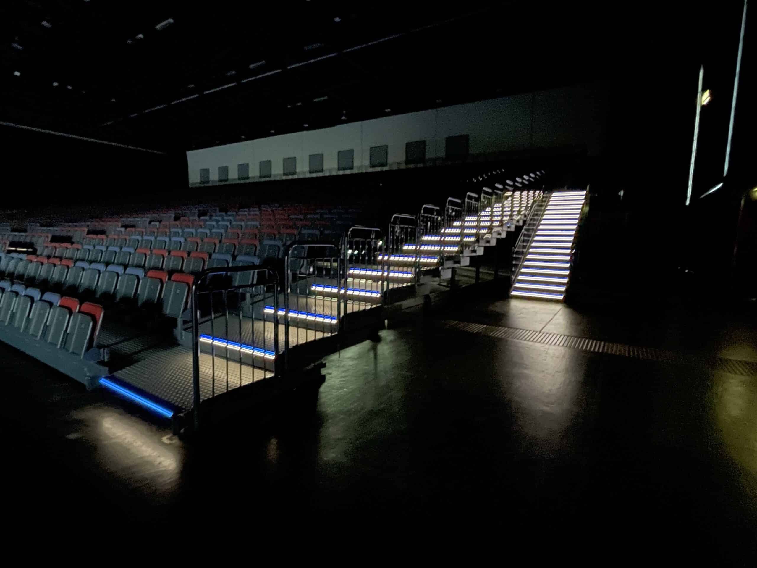 Stufenbeleuchtung_tribuene Tribuene mit beleuchteten Treppenstufen