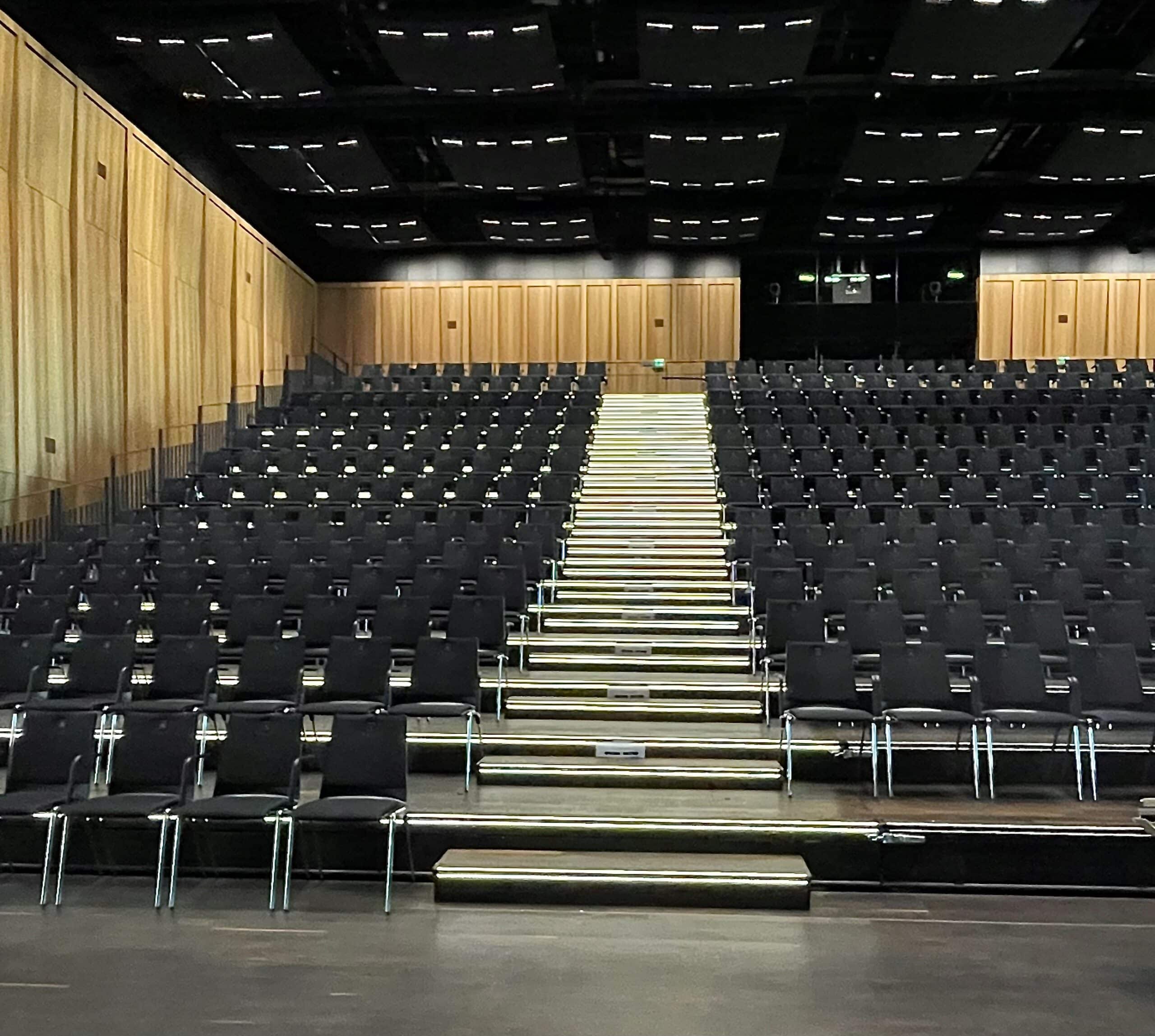 stufenbeleuchtung-in-einer-stadthalle stufenbeleuchtung in weiss