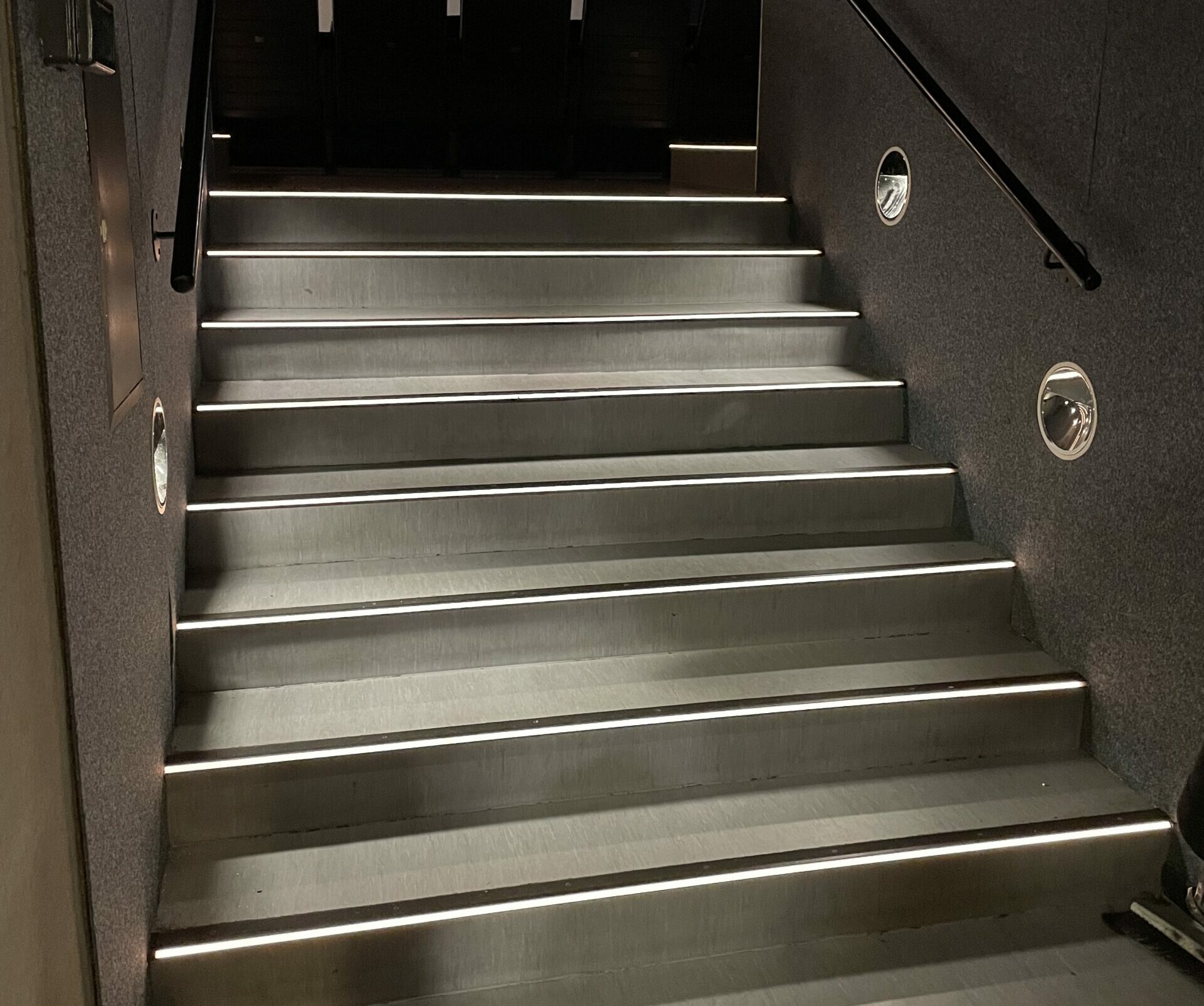 Beleuchteter Eingang zum Kinosaal im UT Kino Saarbrücken
