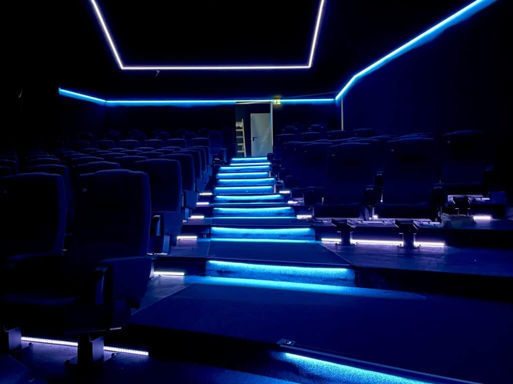 Stufenbeleuchtung im Kino