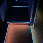 Treppebnkantenprofile mit blauem und weißem Licht