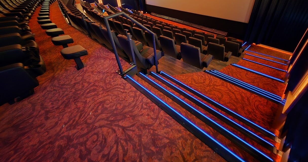 Metropol Kino Stuttgart blaue Stufenprofile LED