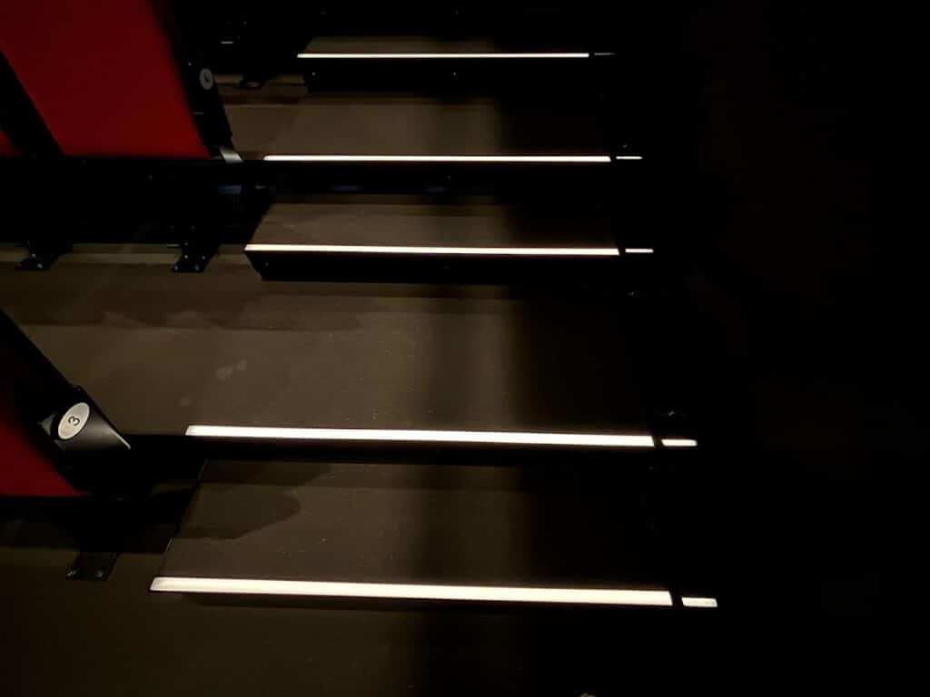 Stufenbeleuchtung in einem Hörsaal. Weiße Leuchten in der Treppe eingebaut