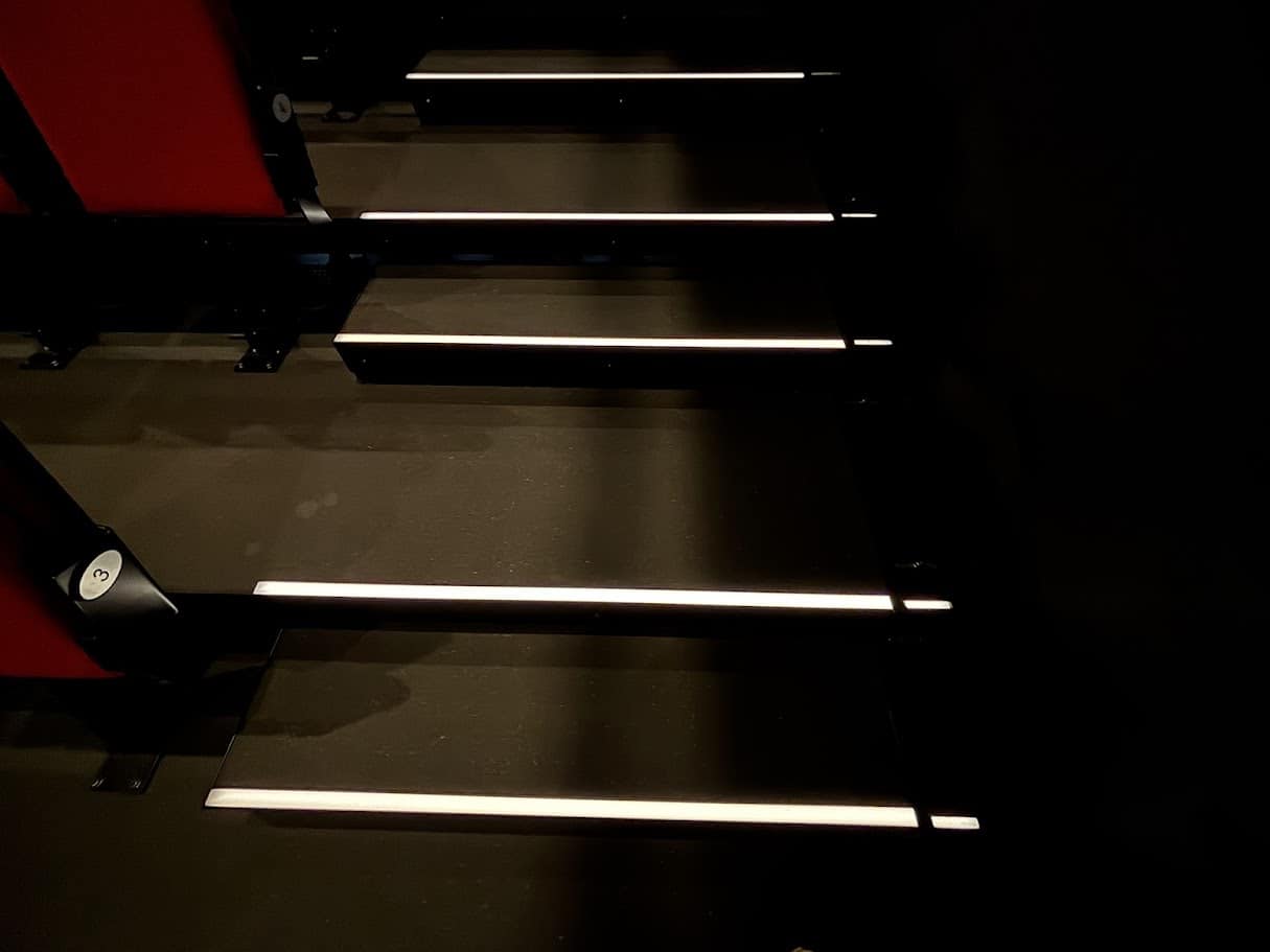 einbauleuchte_stufen Stufenbeleuchtung in einem Hörsaal. Weiße Leuchten in der Treppe eingebaut