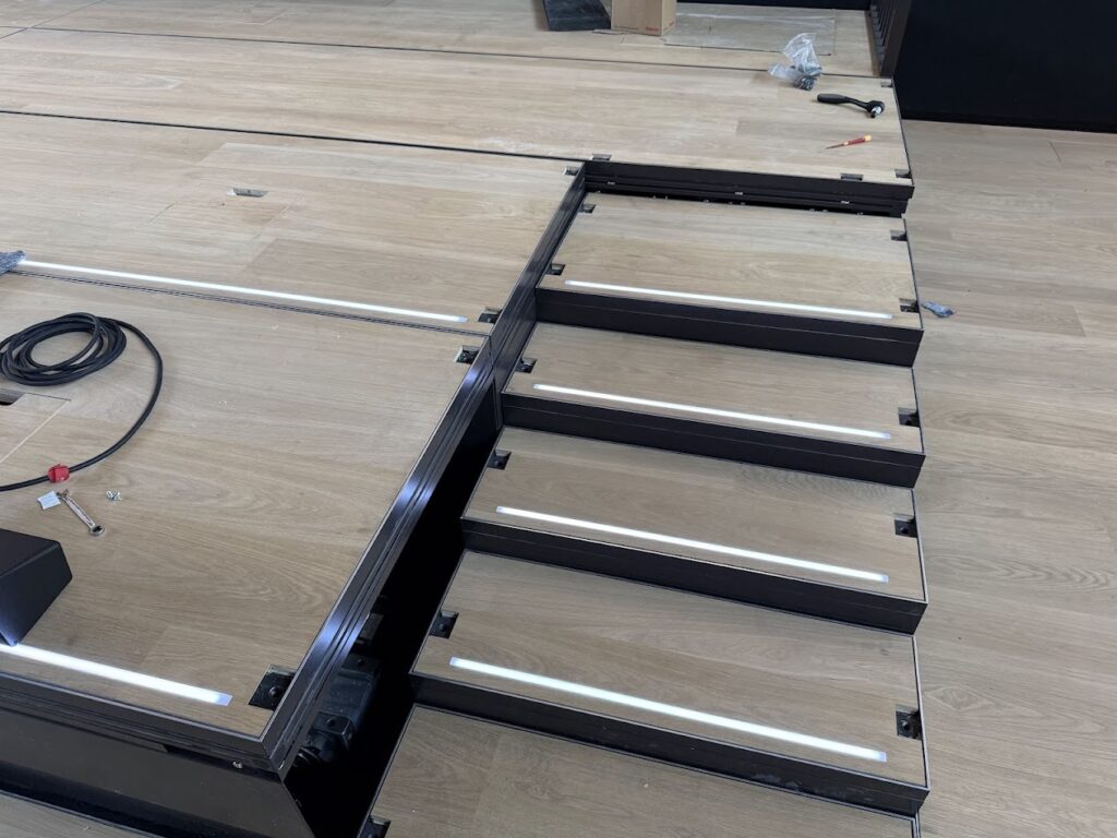 Lineare leuchten eingebaut in der Bühnenkante sowie den Stufen zur Bühne