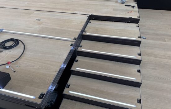 Einbauleuchten-in-Parkett Lineare leuchten eingebaut in der Bühnenkante sowie den Stufen zur Bühne