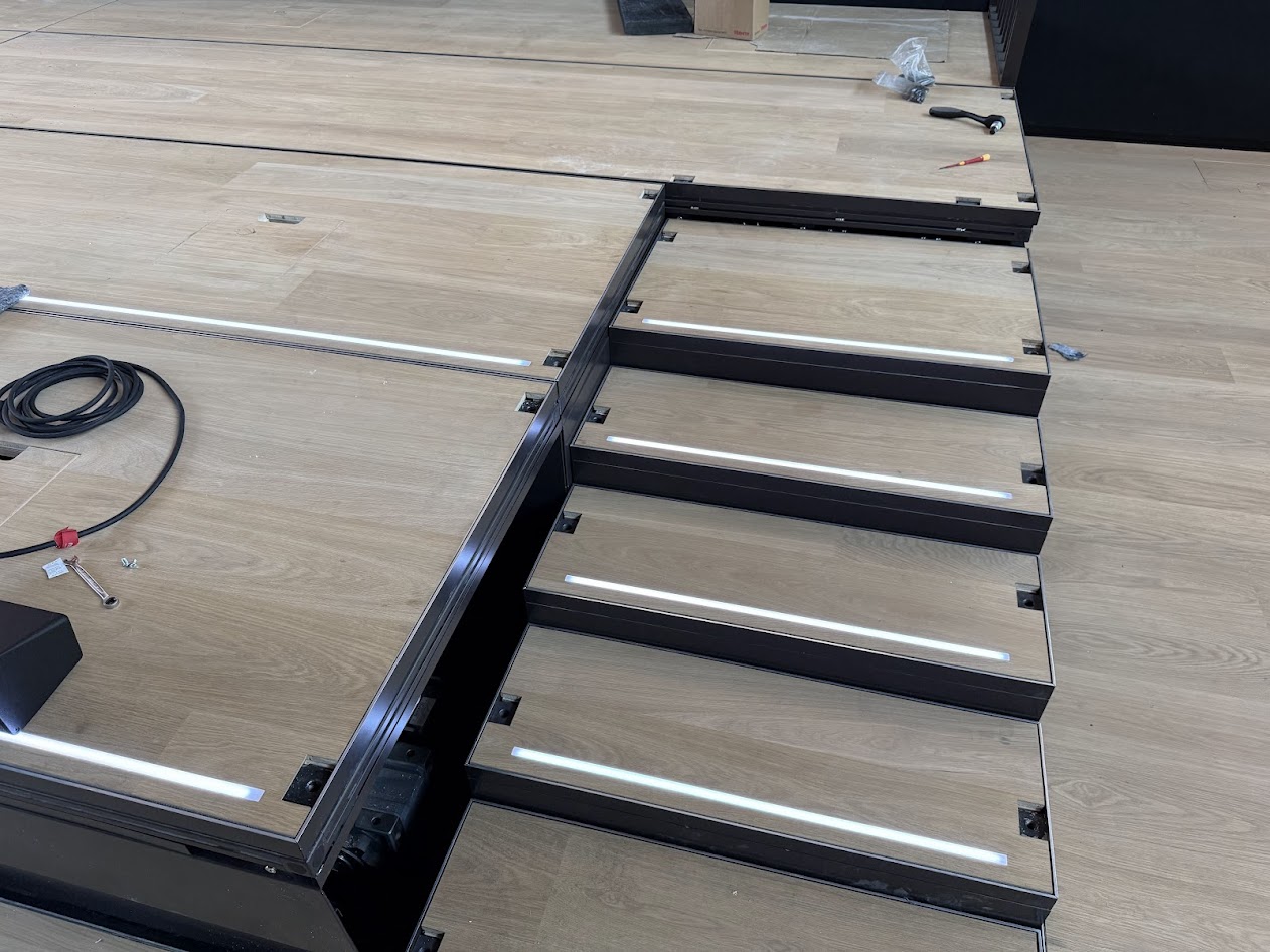 Einbauleuchten-in-Parkett Lineare leuchten eingebaut in der Bühnenkante sowie den Stufen zur Bühne