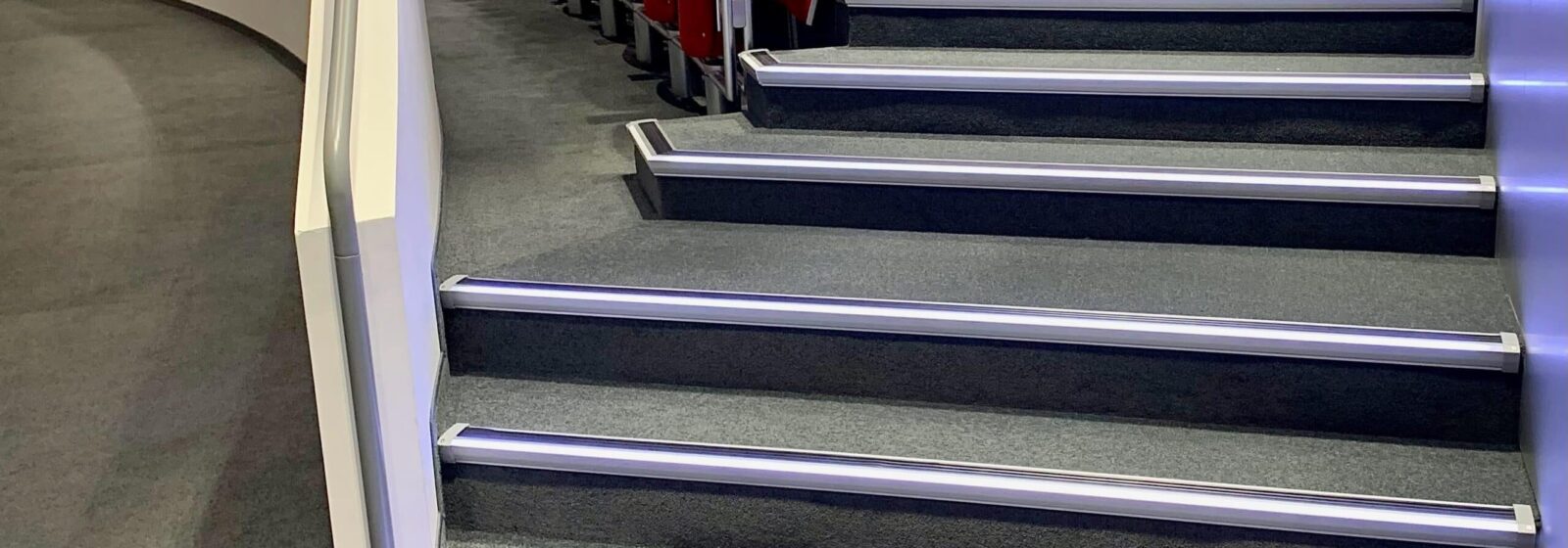 audithorium_beleuchtete_stufen Treppenstufenbeleuchhtung im Hörsaal, mit abgewinkelten Stufen