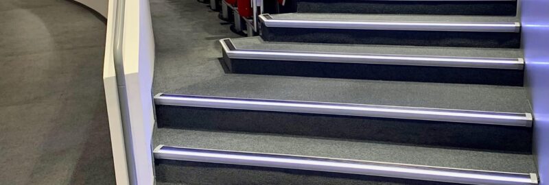 audithorium_beleuchtete_stufen Treppenstufenbeleuchhtung im Hörsaal, mit abgewinkelten Stufen