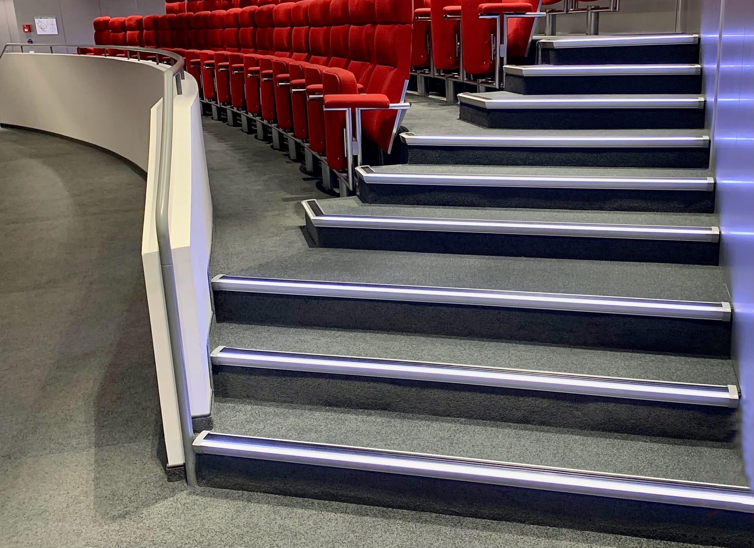 audithorium_beleuchtete_stufen Treppenstufenbeleuchhtung im Hörsaal, mit abgewinkelten Stufen
