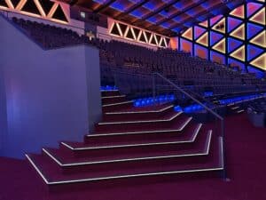 LED Stufenprofile warm weißes licht IMax Kino mit Stufenbeleuchtung
