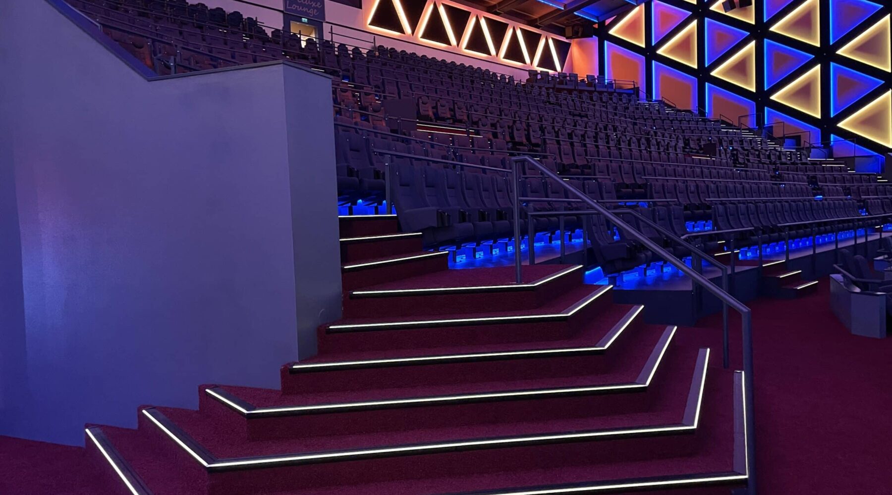 LED Stufenprofile warm weißes licht IMax Kino mit Stufenbeleuchtung