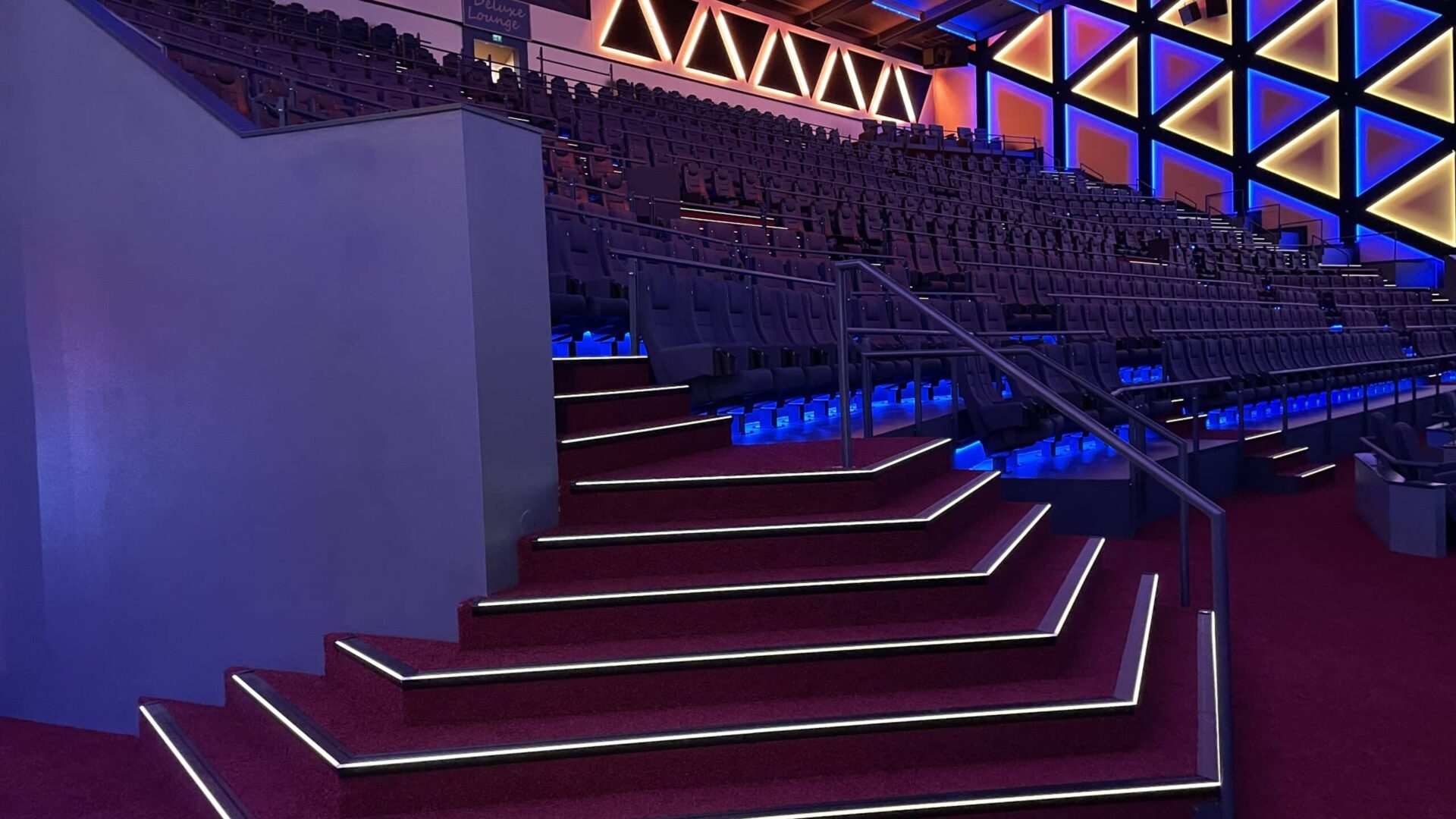 LED Stufenprofile warm weißes licht IMax Kino mit Stufenbeleuchtung