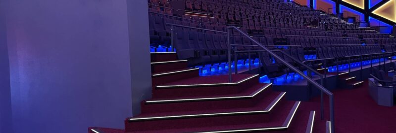 LED Stufenprofile warm weißes licht IMax Kino mit Stufenbeleuchtung