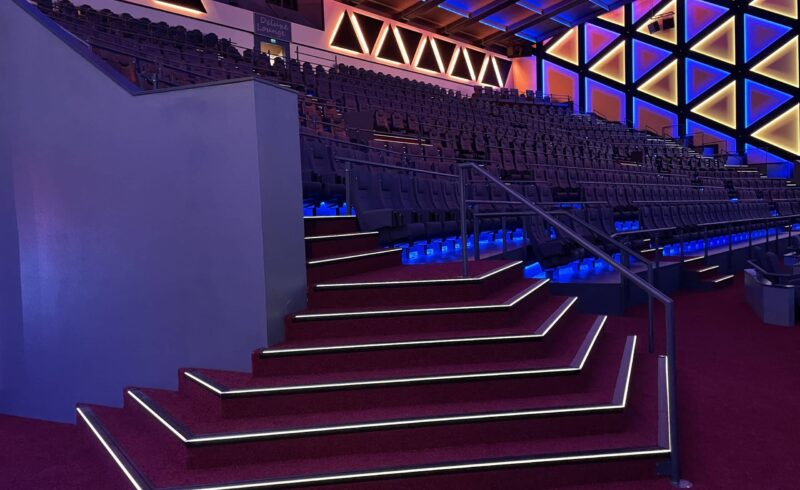 LED Stufenprofile warm weißes licht IMax Kino mit Stufenbeleuchtung