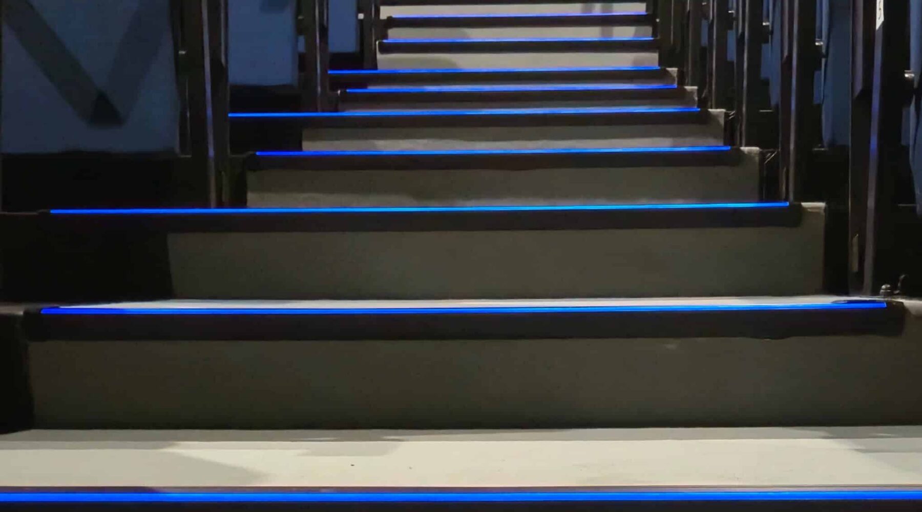Treppnstufenbeleuchtung (2) Stufenprofile mit blauer Beleuchtung