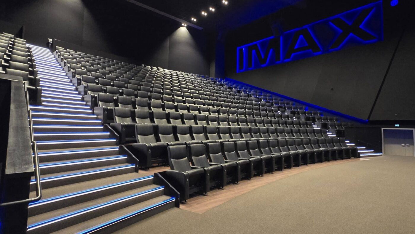 Kinosaal-Stufenbeleuchtung-balu-weiss Kinosaal mit blau weiss leuchtenden Stufen