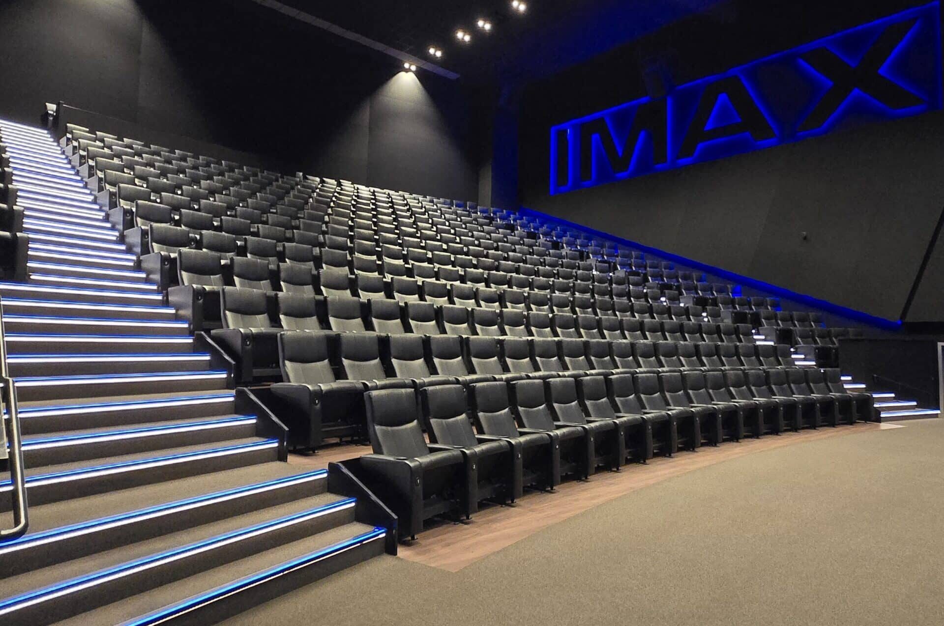 Kinosaal-Stufenbeleuchtung-balu-weiss Kinosaal mit blau weiss leuchtenden Stufen