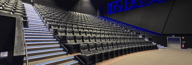 Kinosaal-Stufenbeleuchtung-balu-weiss Kinosaal mit blau weiss leuchtenden Stufen