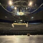 großer Theatersaal mit Treppenbeleuchtung