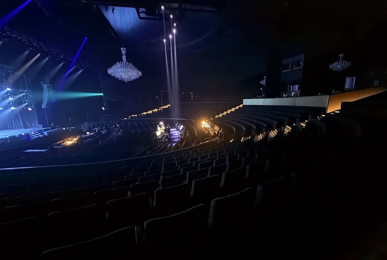 Stufenbeleuchtung-Theater-beleuchtete-Treppenstufen dunkler Theatersaal / Musicalhalle mit beleuchteten Treppenstufen