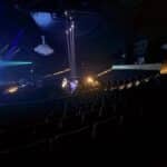 dunkler Theatersaal / Musicalhalle mit beleuchteten Treppenstufen