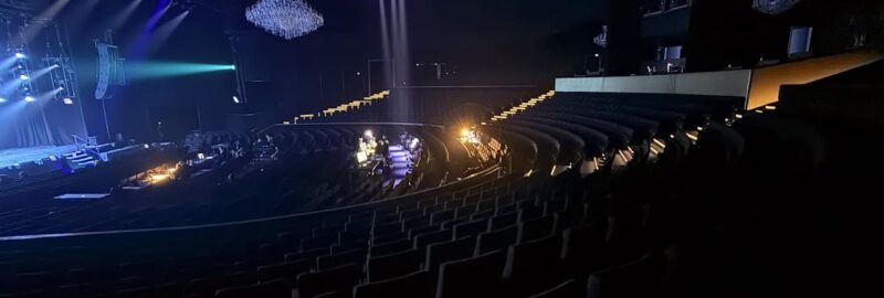 Stufenbeleuchtung-Theater-beleuchtete-Treppenstufen dunkler Theatersaal / Musicalhalle mit Stufenbeleuchtung