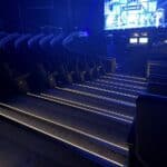 warm weiß leuchtende Stufenkantenprofile während einer Show