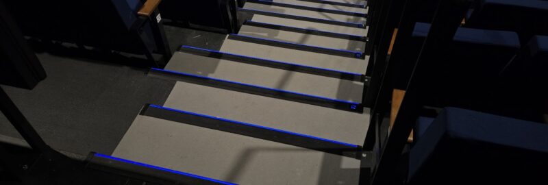 Theater-Tribüne-Stufenbeleuchtung Tribünenaufgang mit beleuchteten Stufenkanten