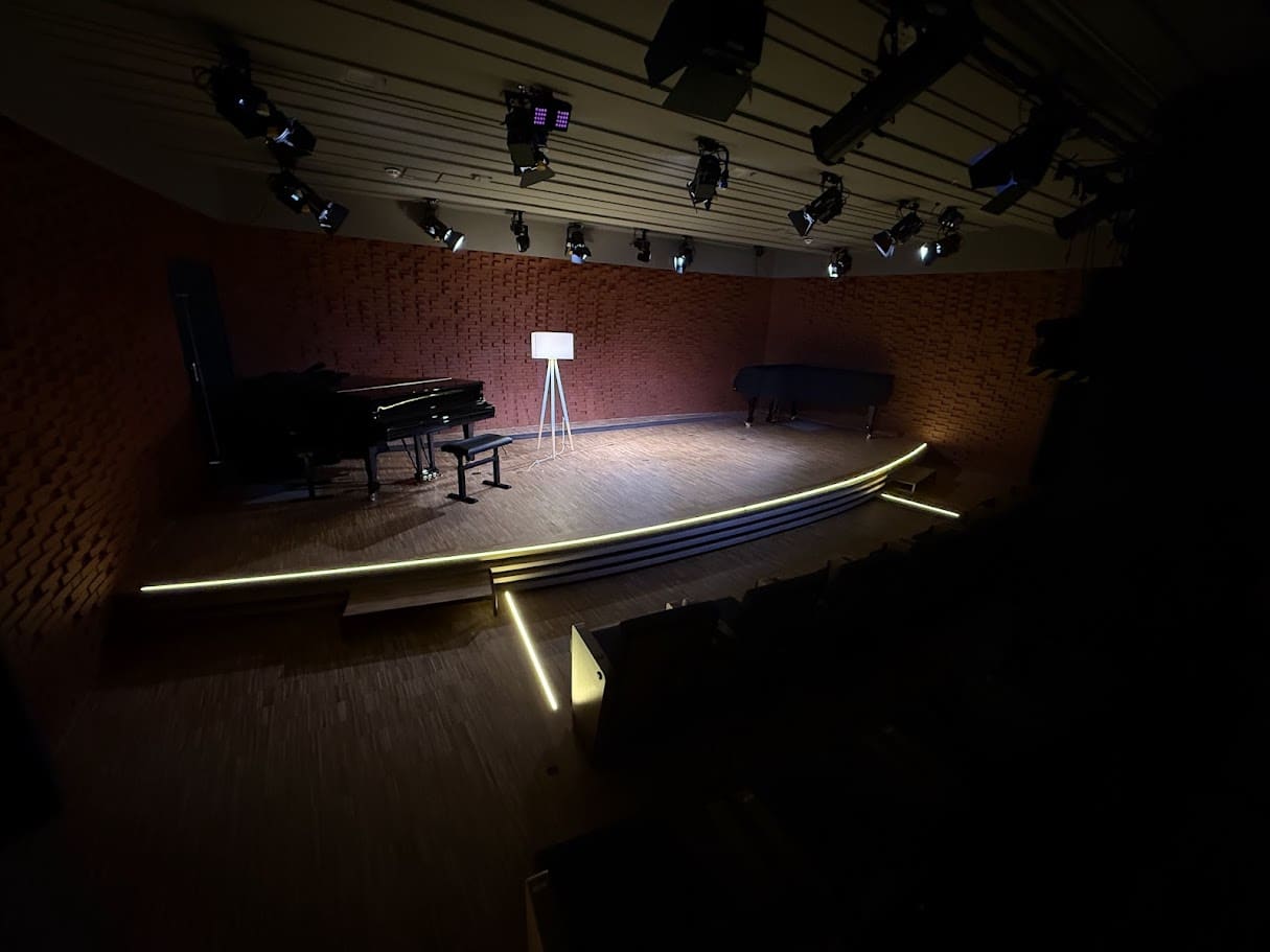 Buehnenkantenbeleuchtung rund lichtlinie an Bühnenkante in warm weiß