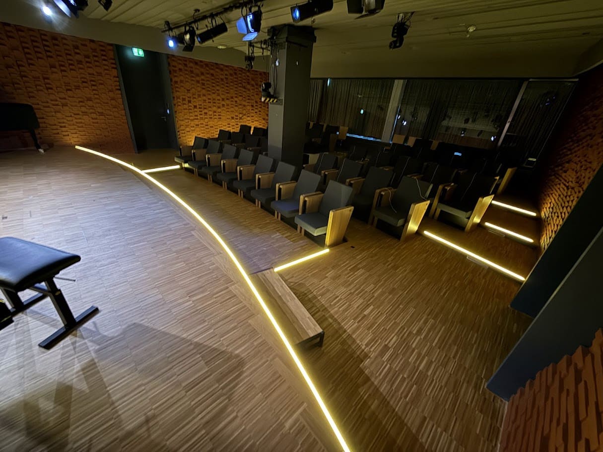 Buehnenkantenbeleuchtung Bühnenkanten mit Lichtlinie