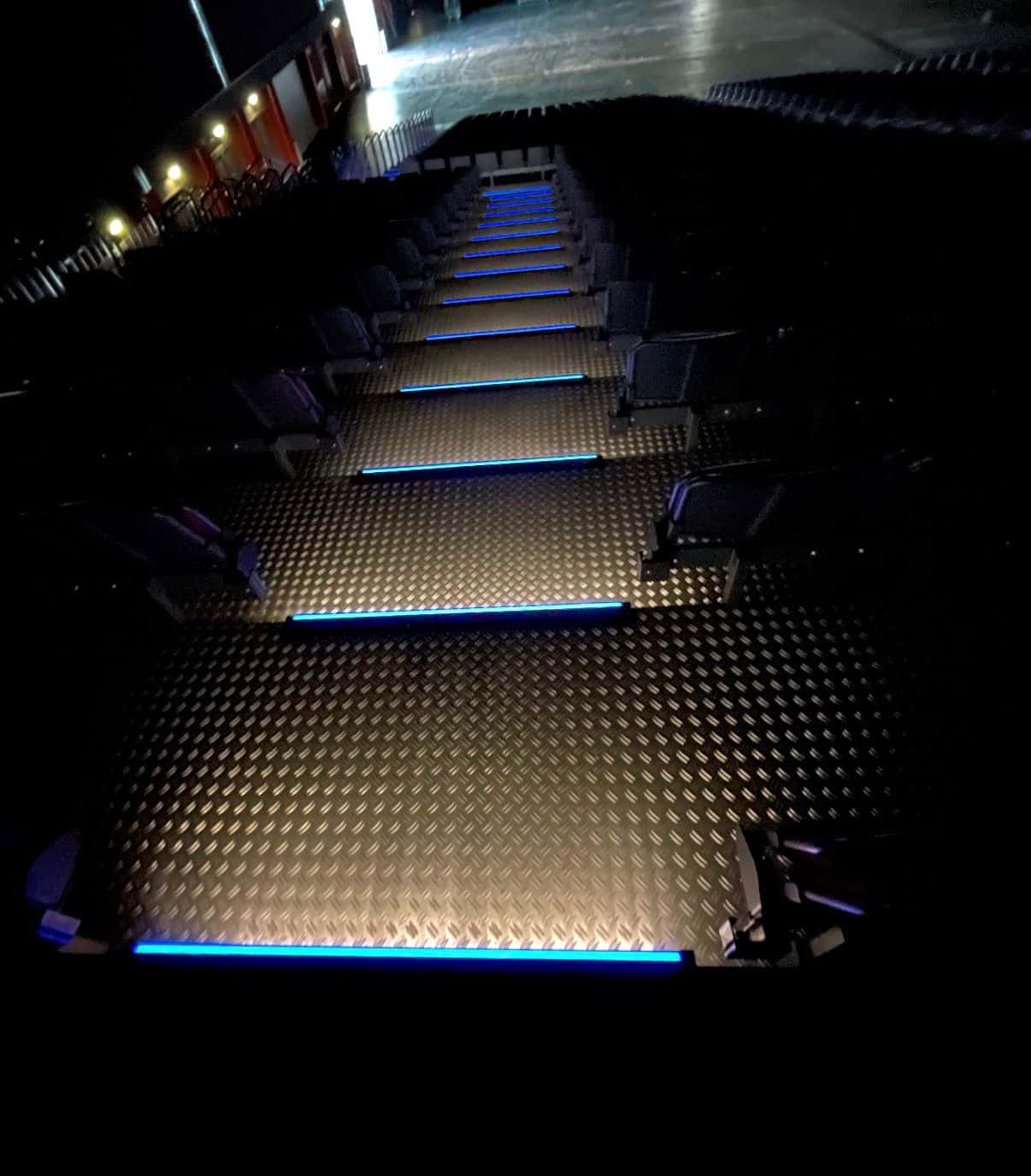 LED-Stufenprofile auf Tribüne Stufen einer Tribüne beleuchtet