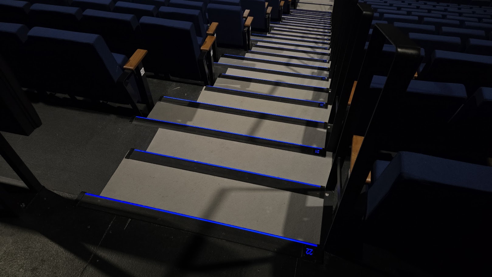 Stufenaufgang-beleuchtet-Tribune-Theater blau leuchtende Stufenkanten