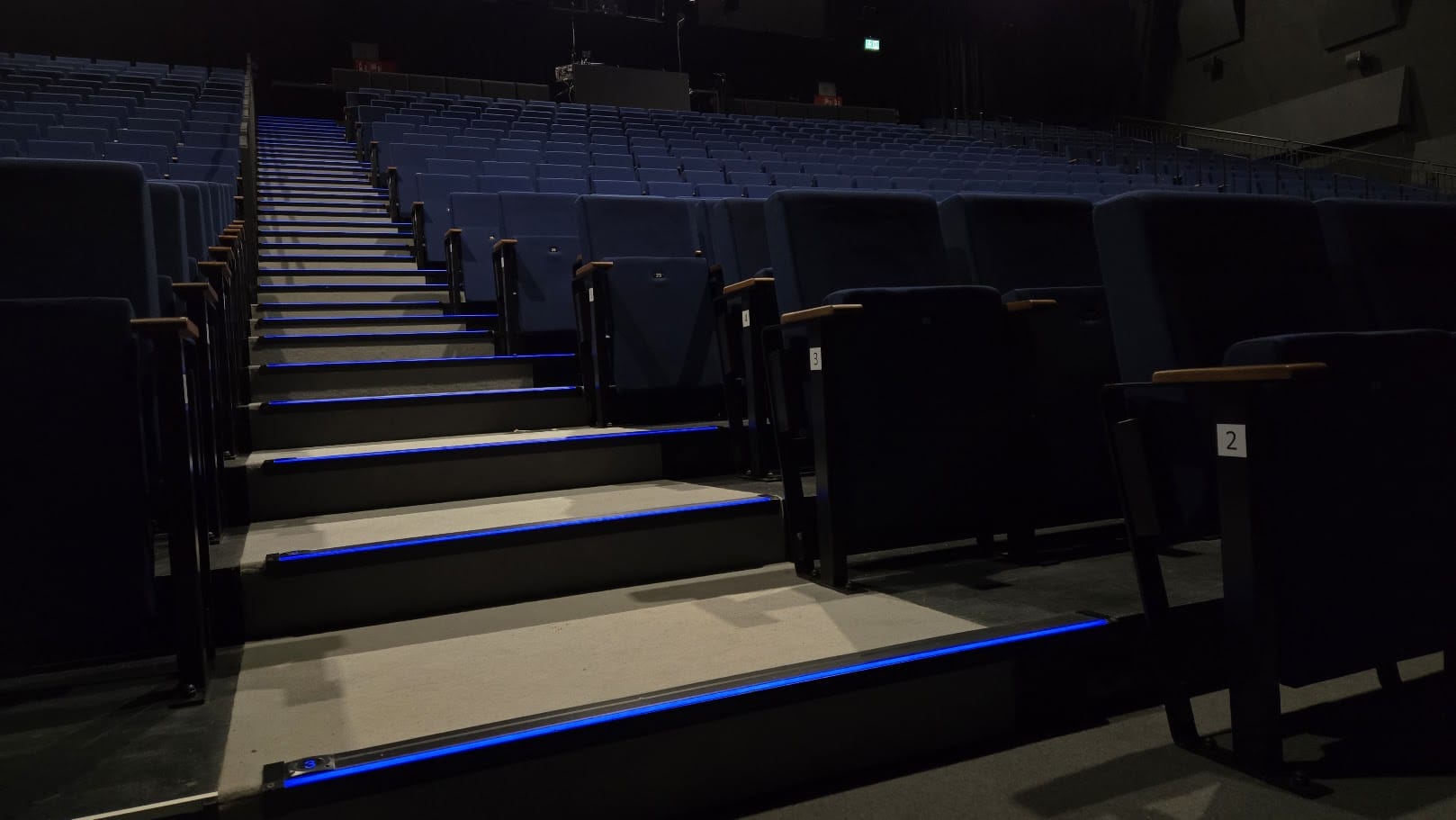 Stufenbeleuchtung Theater Treppenaufgang mit LED Stufenprofilen