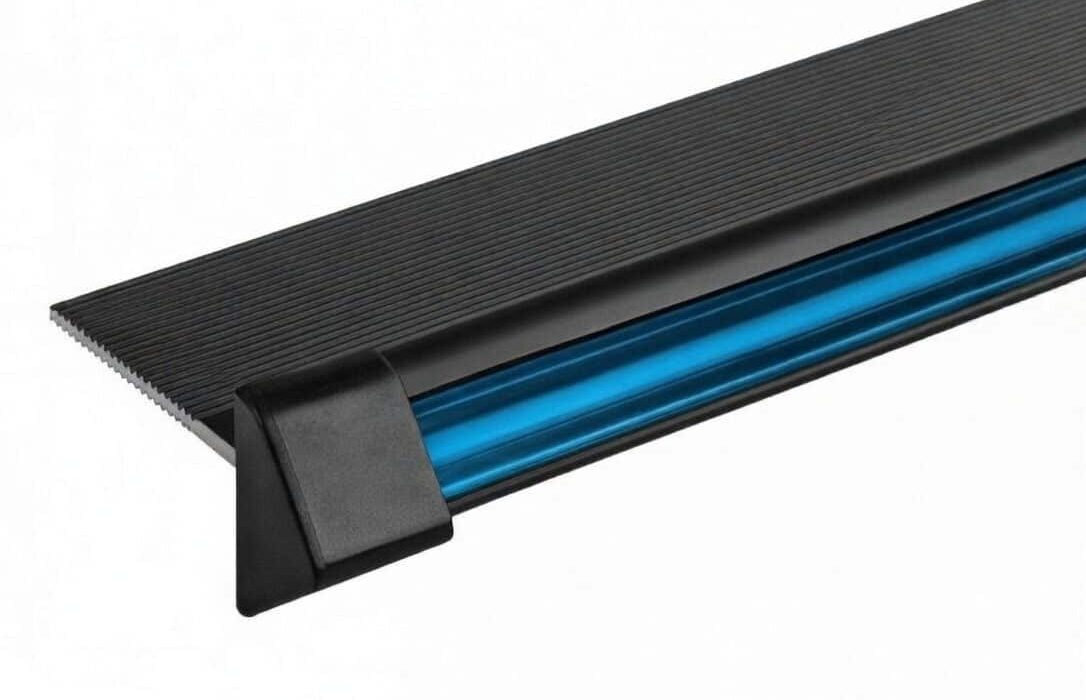 stufenprofil-led-trittkante-eingelassen.jpg LED Stufenprofil zur Beleuchtung der Stufenkante, im Bodenbelag eingelassen mit schräg nach oben gerichtetem Lichtaustritt