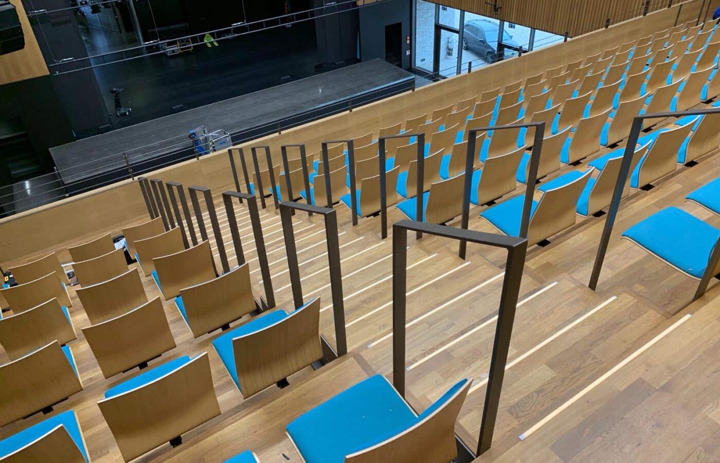 POM_einbauleuchte_Stufe Stadthalle mit Stufenbeleuchtung im Parkett