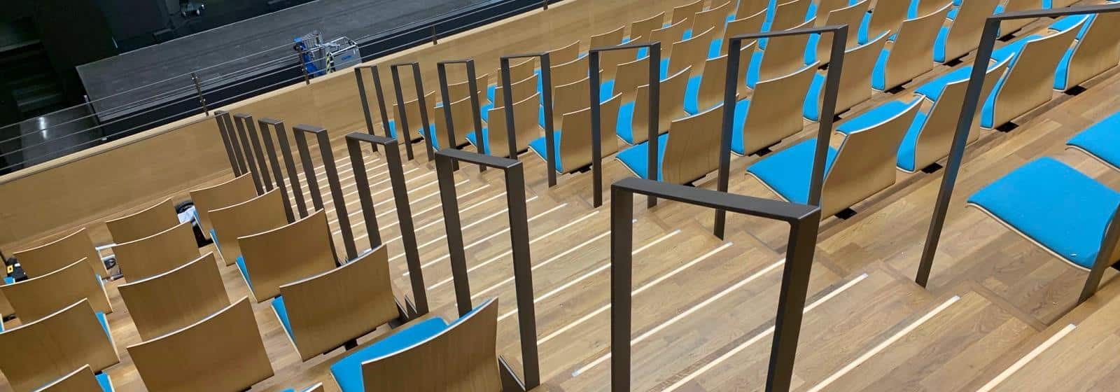 POM_einbauleuchte_Stufe Stadthalle mit Stufenbeleuchtung im Parkett