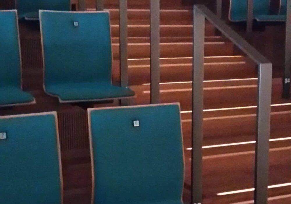 Stufenbeleuchtung_Aufgang_Stadthalle LED Stufenbeleuchtung in Parkettstufen im oberen Rang der Stadthalle Lohr am Main
