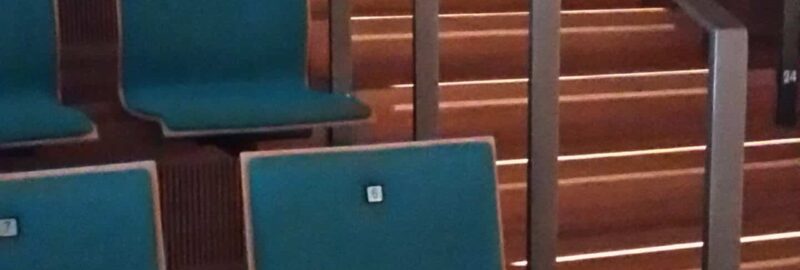 Stufenbeleuchtung_Aufgang_Stadthalle LED Stufenbeleuchtung in Parkettstufen im oberen Rang der Stadthalle Lohr am Main