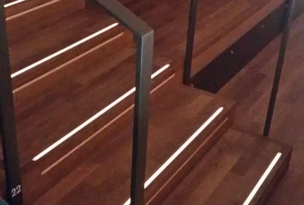 Stufenbeleuchtung_Stadthalle_Lohr Einbauleuchten in Parkettstufen