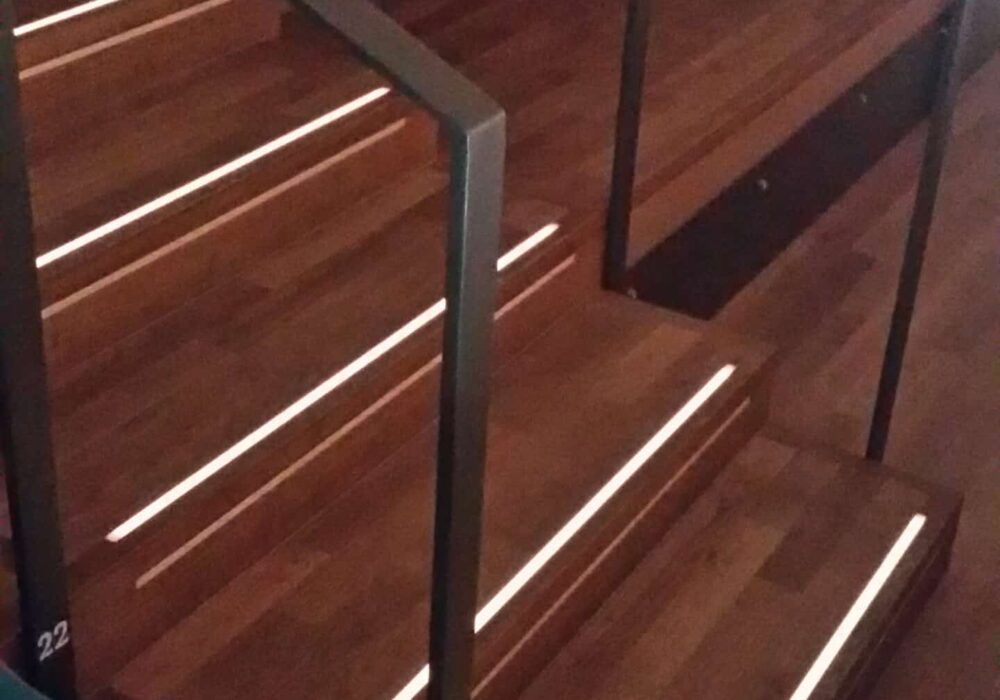 Stufenbeleuchtung_Stadthalle_Lohr Einbauleuchten in Parkettstufen