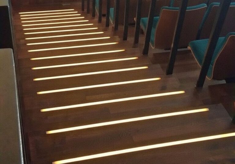 Stufenbeleuchtung_Stadthalle_POM_Profil Stufen beleuchtet an der Trittkante