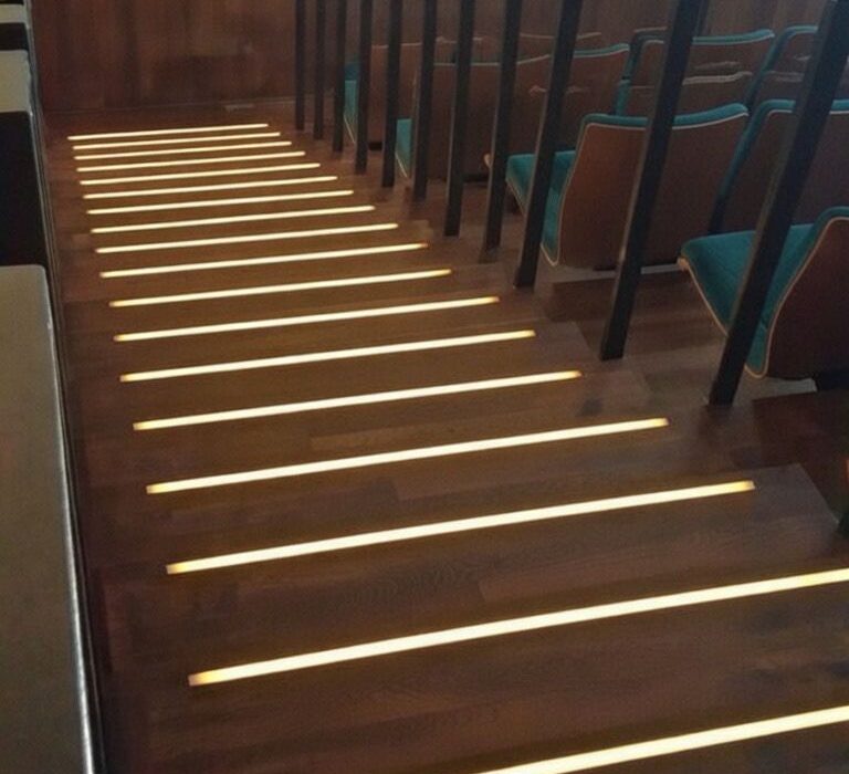 Stufen beleuchtet an der Trittkante