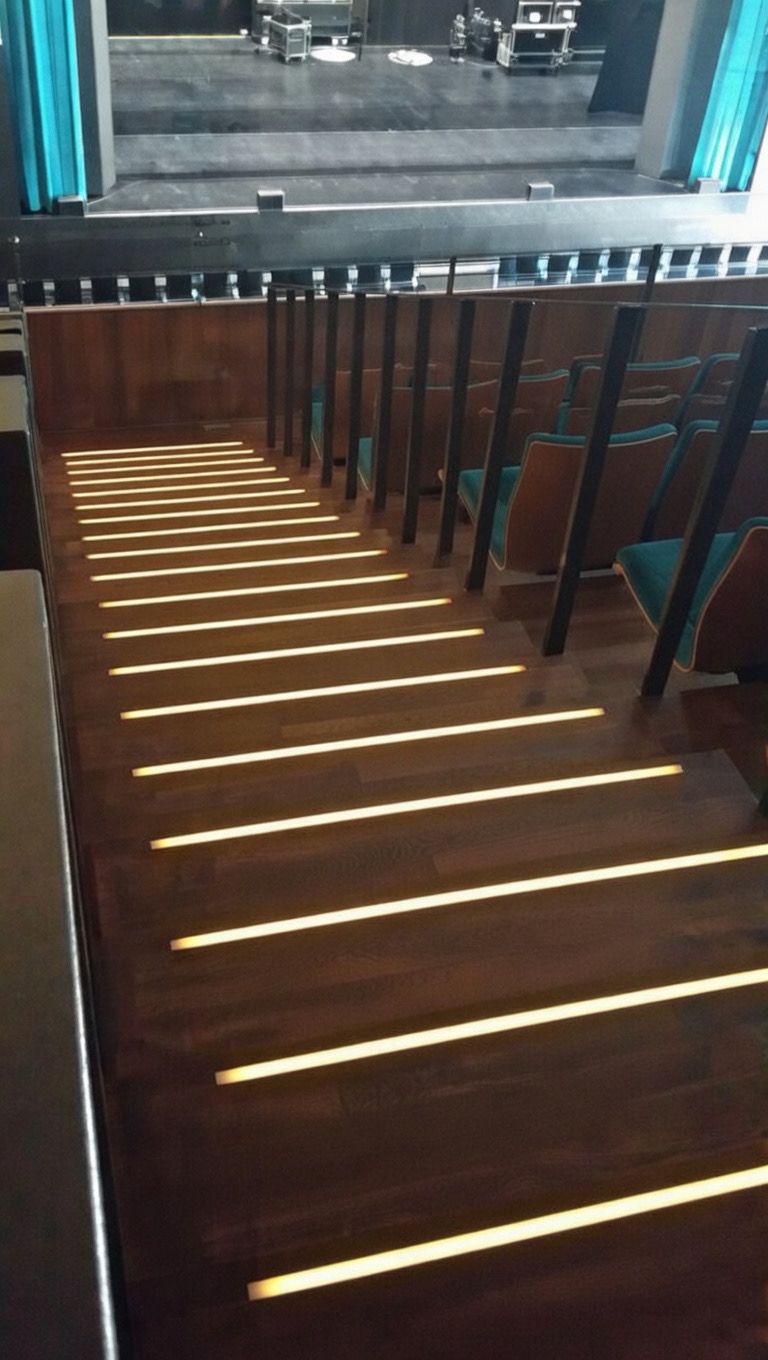 POM Profil Stufenbeleuchtung Stadthalle Lohr