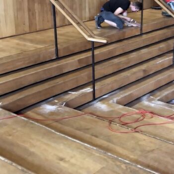 WhatsApp Image 2026-03-03 at 15.58.48 (1) Fräsarbeiten zur Sanierung einer vergossenen Stufenbeleuchtung im Theater